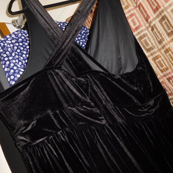 NWT SIZE 6 TORRID BLACK VELVET SURPLICE SLEEVEELSS HALTER DRESS 6X PLUS 30 - Picture 5 of 13
